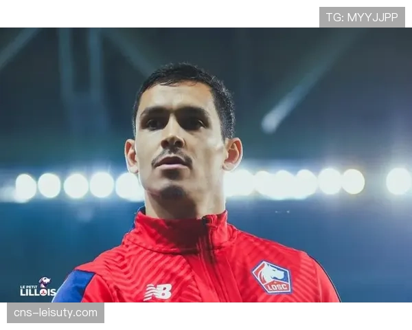 特写：布雷斯特门将比佐特高接低挡，单场完成11次扑救创赛季纪录